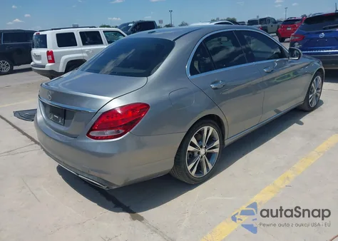 2016 Mercedes-Benz C 300 300 z USA, uszkodzony, nr VIN 55SWF4JB8GU121479